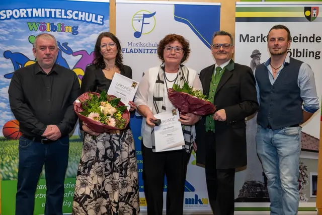 Ehrenring der Marktgemeinde Wölbling
geschäftsführender Gemeinderat Bruno Popp, Bürgermeisterin a.D. Karin Gorenzel, Amtsleiterin a.D. Helga Krajcovic, geschäftsführender Gemeinderat David Hirschmüller | Foto: www.montekuh.at