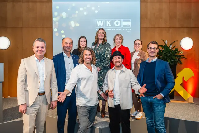 Beim Neujahrsauftakt der Wirtschaftskammer Perg, von links Markus Holzmann, Klaus Drabek, WKO-Vizepräsidentin Lisa Sigl; vorne Karl Löwenherz und Pascal Kitzmüller; Eva Steinkellner und Eveline Grabmann von der WKO Perg, Viktoria Baumfried und Paul Forstenlechner. | Foto: Social Agency