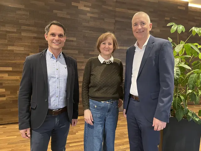 Der Vorstand der Privatstiftung Lienzer Sparkasse besteht aus Michael Schneeberger, Gabriele Lehner sowie Martin Bergerweiß (v.l.). | Foto: Lienzer Sparkasse