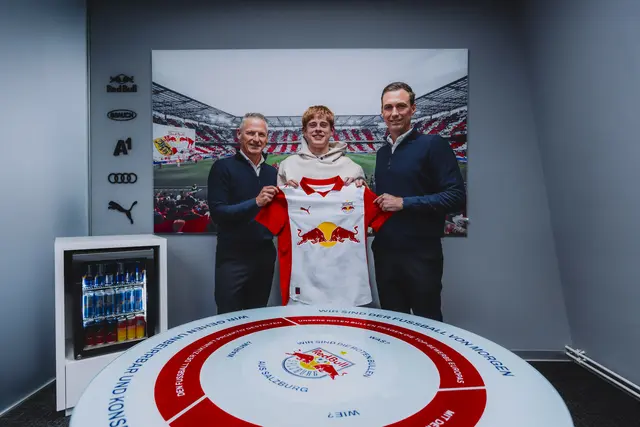 Johannes Moser (Mitte) ist Neuzugang beim FC Red Bull Salzburg. Hier sieht man den jungen Spieler mit Stephan Reiter (CEO) und Marcus Mann (Sportdirektor). | Foto: 	FC Red Bull Salzburg