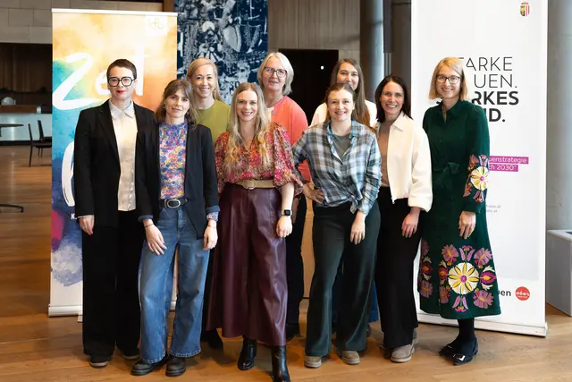 Die Poxrucker Sisters Stefanie, Magdalena und Christina (vorne ) mit LH-Stv.in Christine Haberlander, Anna Kneidinger (Kneidinger Center/Skoda Österreich), Newcomerin Mintha, Margit Schmidinger, Ehrenamtliche Vorsitzende der Katholischen Frauenbewegung OÖ, Moderatorin Sabine Kronberger und Stadträtin Eva Schobesberger (von rechts). | Foto: Land OÖ/Andreas Krenn
