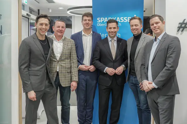 V. l.: Hotelier Forian Voglmayr (Landhotel Gasthof Bauböck), Roland Daxl (Geschäftsführer Auto &amp; Zweirad Daxl), Gerald Klinger (Marktbereichsleiter OÖ West &amp; Bayern Sparkasse OÖ), Manuel Molnar (Vorstandsdirektor CSO Sparkasse OÖ), Thomas Gahleitner (Geschäftsführer Gahleitner GmbH) und Peter Gsottbauer (Leiter Unternehmenskunden OÖ West Sparkasse OÖ). | Foto: Sparkasse OÖ/Christoph Hatheuer
