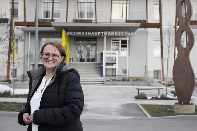 Vorläufig angekommen: BH-Vize Monika Rauhs vor der Bezirkshauptmannschaft Neunkirchen.