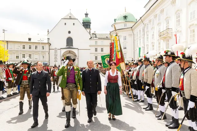 Frontabschreitung bei der Bundesversammlung des Bundes der Tiroler Schützenkompanien im Mai 2024 in Innsbruck. | Foto: Land Tirol/die Fotografen
