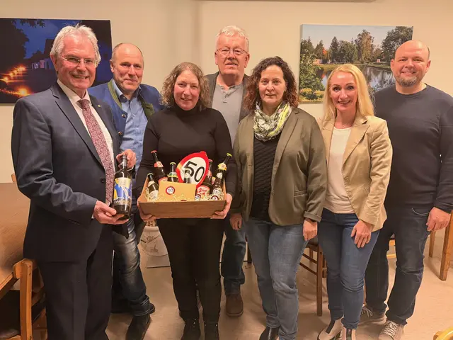 Karl Wilfing und Bürgermeisterin Gudrun Sperner-Habitzl und der Stadtrat gratulieren der Jubilarin zum 50er. | Foto: Schultes