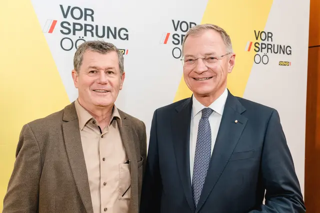 Landeshauptmann Thomas Stelzer (r.) gratulierte dem neuen St. Marienkirchner Bürgermeister Gerhard Schwarzgruber. | Foto: OÖVP