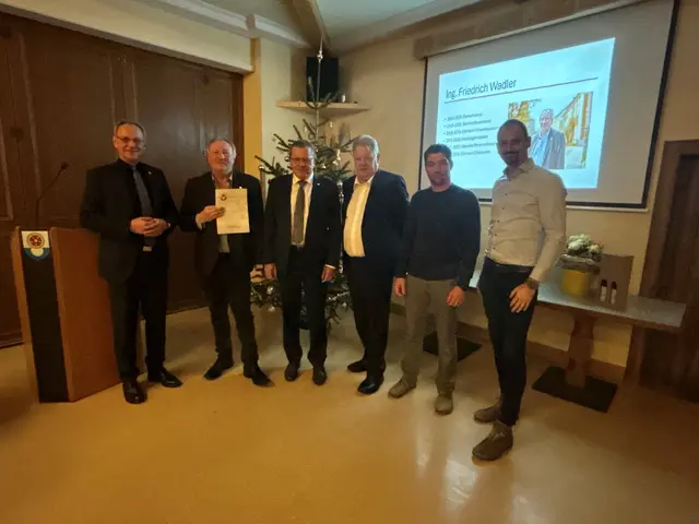 V. l.: Bürgermeister Roland Wohlmuth, Friedrich Wadler, Robert Kinzlbauer, Alois Grasmeier, Martin Weishäupl und Vizebürgermeister Jürgen Schulz. | Foto: Gemeinde Brunnenthal