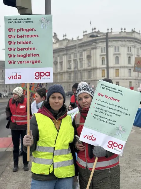 Gemeinsam möchte man auf die stockenden KV-Verhandlungen aufmerksam machen. | Foto: Renate Vodnek / AUGE Wien