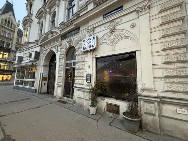 Die Scheiben sind verkleidet, aus dem Inneren ertönen die Bohrmaschinen: Das traditionsreiche Wiener Beisl Café Romeo am Margaretenplatz hat geschlossen. | Foto: Nathanael Peterlini/MeinBezirk