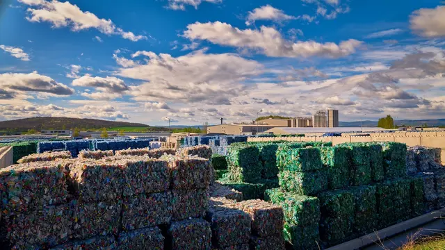 Die PET to PET Recycling Österreich GmbH hat 2025 einen neuen Höchststand erreicht. Insgesamt wurden 33.675 Tonnen PET-Material recycelt. | Foto: Paul Szimak