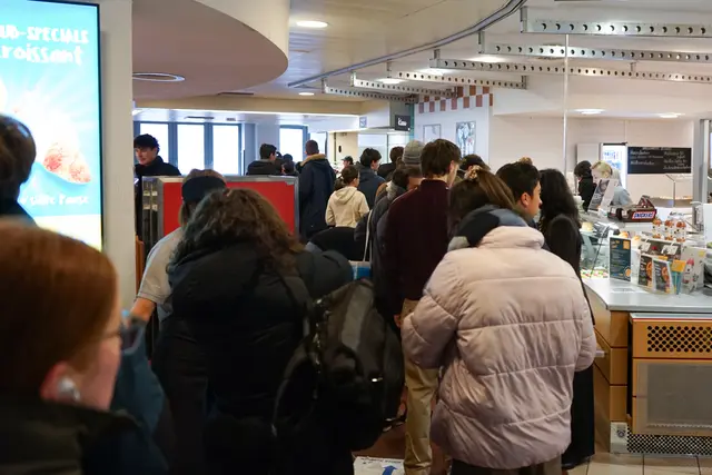 Lange Schlangen in der Mensa der TU Wien: Dort gab es ein Menü für zwei Euro. | Foto: ÖH