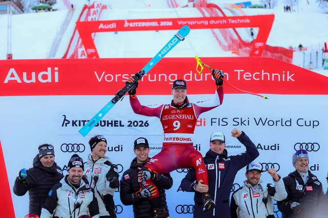 Stefan Babinsky wird von seinen Teamkollegen gefeiert. | Foto: GEPA pictures