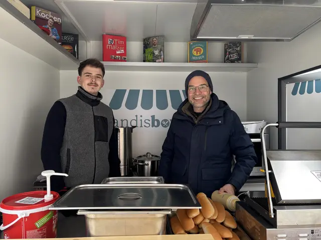 Mit ihrem Foodtruck verköstigten Nils und Andi die Messe-Besucherinnen und -Besucher | Foto: Lauren Fahrenberger / MeinBezirk