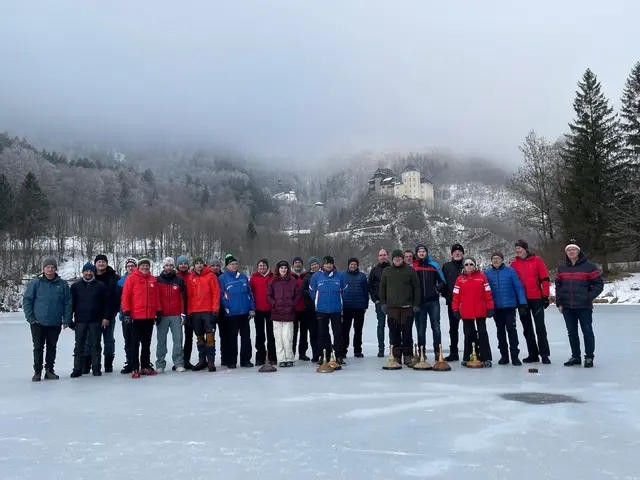 Die Teilnehmer der "Gruppe Klaus" bei den Bahnen am zugefrorenen Stausee Klaus. | Foto: Mario Hackl 