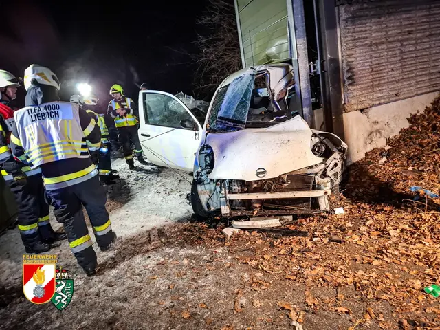 Das Unfallfahrzeug wurde schwer beschädigt, als es das Eingangstor eines aufgelassenen Parkplatzes durchschlug. | Foto: FF Mooskirchen