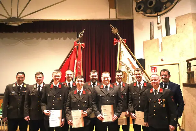 BFK A. Schroll, Kdt. H. Sandbichler, die beförderten Kameraden, Kdt.-Stv. M. Ebner, Bgm. P. Sieberer. | Foto: M. Rabl