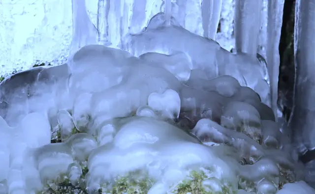 Ein frostiges HERZ💌 habe ich ALLEN mitgebracht,
die es mit menschlicher Wärme zum SCHMELZEN bringen, dass es endlich 
FRIEDEN auf ERDEN gibt.🙏