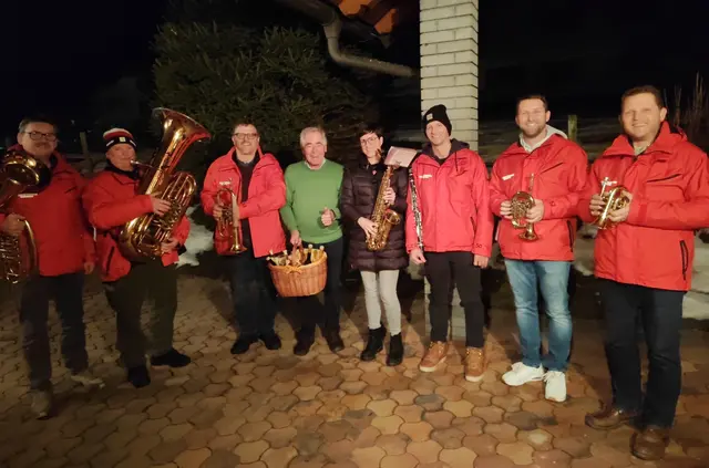 Die Abordnung des Musikvereins Haimburg mit Obfrau Sabrina Sauerschnig wurde auch beim Diexer Altbürgermeister Anton Polessnig herzlich empfangen. | Foto: Privat