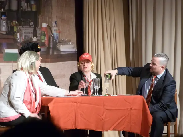 Beim musikalischen Stammtisch tauschten sich Beate Meinl-Reisinger (Angela Albrecht), Wladimir Putin (Christian Köck), Donald Trump (Anni Hofer) und Hans Peter Doskozil (Emanuel Rom) über die derzeitigen Geschehen der Welt aus.  | Foto: Vanessa Wittmann