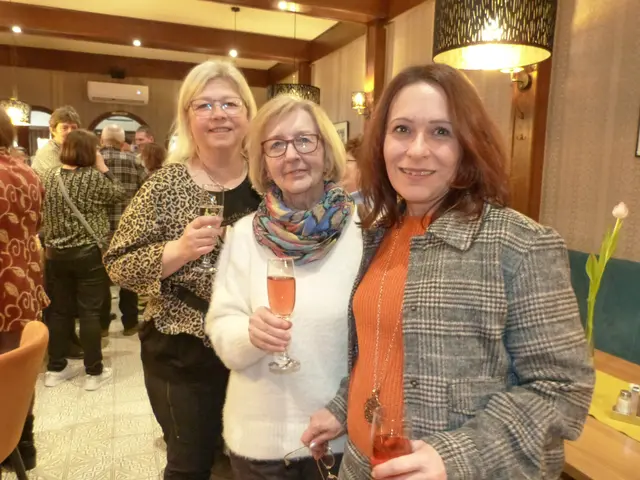 Hollweck Barbara, Woschitz Helene und Schefberger Sabine sprachen über die gesehenen Szenen in der Pause.  | Foto: Vanessa Wittmann