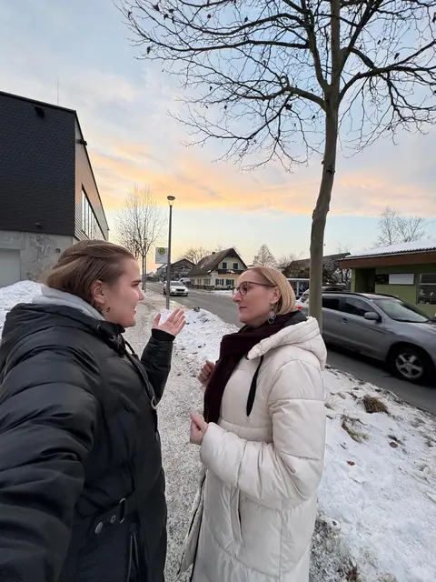 Elke Halbwirth mit ihrer Tochter bei einem Winterspaziergang durch Gleinstätten: "Mir ist es ein großes Anliegen, dass sich alle Verkehrsteilnehmerinnen und Verkehrsteilnehmer im Ort wohlfühlen können." | Foto: Gemeinde