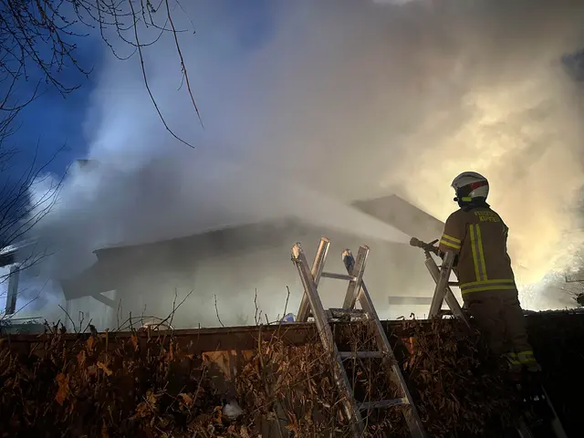 Die Feuerwehr Kufstein konnte den Dachstuhlbrand in der leerstehenden Doppelhaushälfte rasch unter Kontrolle bringen und ein Übergreifen auf das Nachbarhaus verhindern. | Foto: zoom.tirol