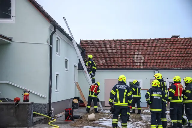 Feuerwehreinsatz am 24. Jänner 2026 in Marchtrenk: In dem Wohngebäude dürfte es ersten Angaben zufolge offenbar zu einem Zwischendeckenbrand - offenbar im Nahbereich eines Kaminrohres - gekommen sein. | Foto: laumat/Christian Schürrer