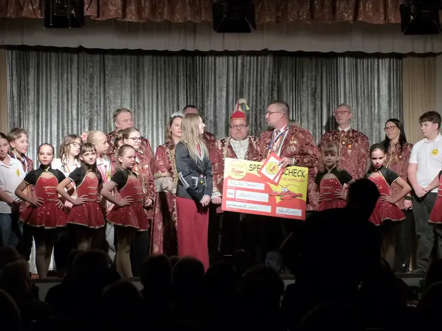 Celine Weiss, Gründerin und Leiterin der Colorful Dancers bekam zum Dank für ihr treues Mitwirken einen Spendencheck von Emanuel Rom überreicht.  | Foto: Vanessa Wittmann