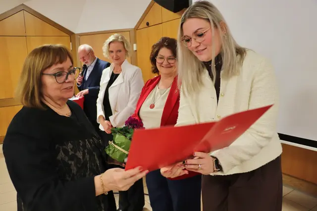 Chiara Glawogger bedankt sich mit einer Ehrenurkunde bei Gertraud Lercher für ihre 50-jährige Treuer zur Sozialdemokratie. | Foto: Edith Ertl