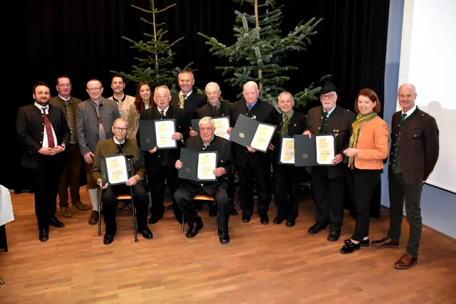 Ehrung für 60, 65 Jahre Jagdausübung. Bezirks-Jägertag Perg 2026 in der Turnhalle Perg.  | Foto: Robert Zinterhof