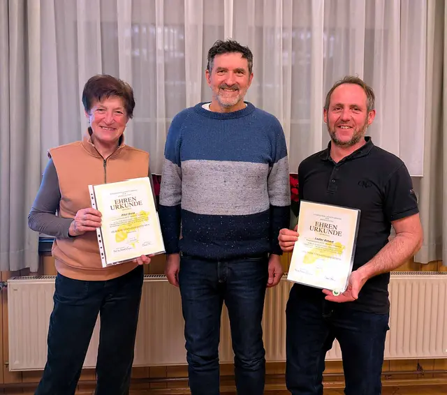 Verleihung der Verbandsabzeichen.
v.l.n.r. Dora Pitzl, Thomas Lorber, Robert Ladler | Foto: (c) Bienenzuchtverein Mureck und Umgebung
