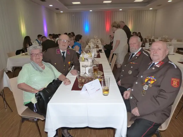 Diakon und Feuerwehrkurat Pisti Guczogi, Josef Schmied, Renate und Josef Stimakovits feierten den traditionellen Feuerwehrball der Freiwilligen Feuerwehr Steinberg.  | Foto: Vanessa Wittmann
