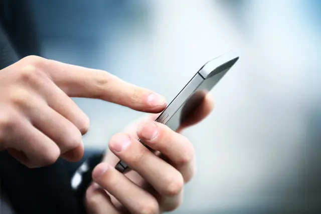 Ein Mann meldete sich am Freitagabend bei der Polizei per Telefon und gab an, gerade seinen Vater umgebracht zu haben. Die Folge war ein Großeinsatz samt Fahndung. (Symbolfoto) | Foto: tatsianama/Smarterpix