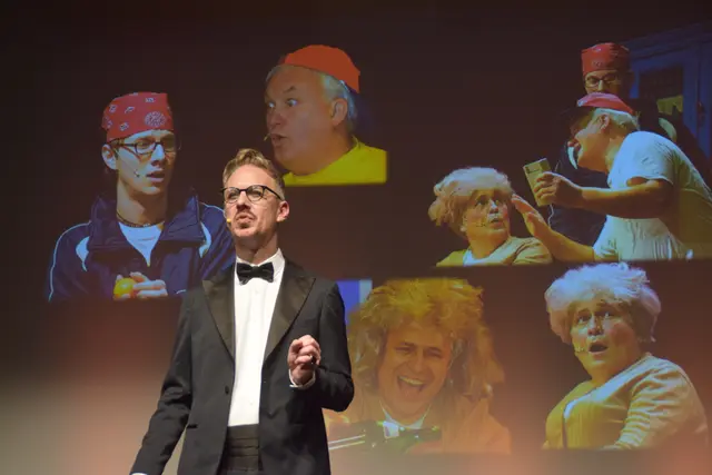 Ralf Gober führte mit gekonnt treffsicherer Moderation durch den Güssinger Faschingskabarett-Abend, der zahlreiche Kultsketches anno dazumal bereithielt.  | Foto: Elisabeth Kloiber