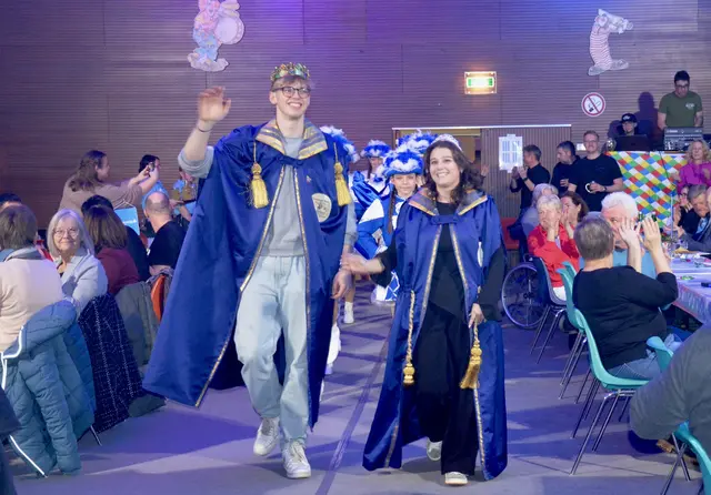 Pünktlich um 19.11 Uhr marschierte die Faschingsgilde Aspang mit dem Prinzenpaar Amelie I. und Oliver I. In den Festsaal ein. | Foto: Elisabeth Peinsipp