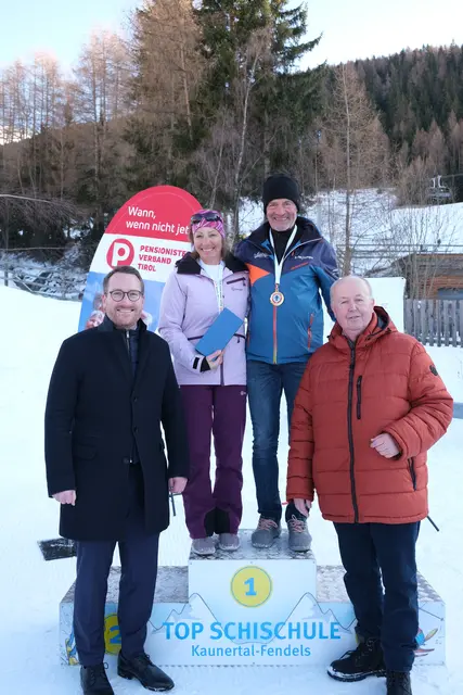 Die frischgebackenen Bundesmeister: Helene Ortner und Paul Fuchs strahlten mit ihren Goldmedaillen um die Wette. 1. Landeshauptmann-Stellvertreter Philip Wohlgemuth und Landespräsident Herbert Striegl gratulierten den erfolgreichen Tiroler Teilnehmern persönlich. | Foto: ©️Land Tirol/Wurnig