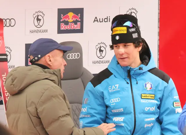 FIS-Präsident Johan Eliasch gratulierte Giovanni Franzoni zum ersten Weltcup-Sieg in der Abfahrt | Foto: Gerald Habison