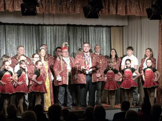 1. Präsident der Faschingsgilde "Die Krebsler" Emanuel Rom hieß jedermann herzlich Willkommen.  | Foto: Vanessa Wittmann