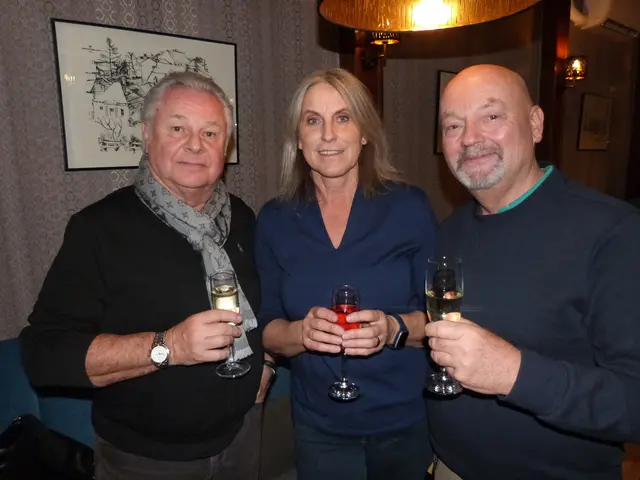 Hermann und Irene Haller, sowie Helmut Steiner genossen die Premiere der Kapplsitzung in Oberpullendorf.  | Foto: Vanessa Wittmann