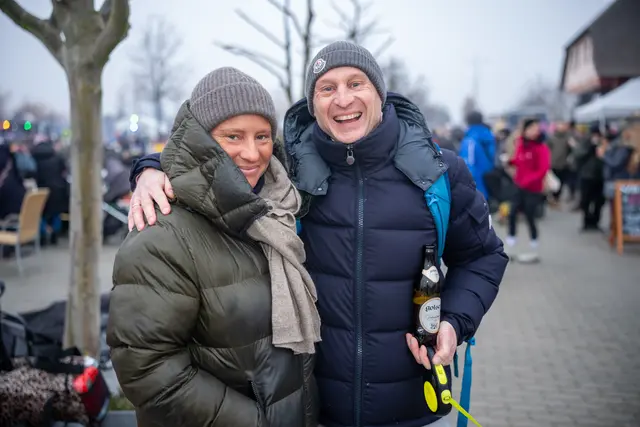 Andrea und Thomas nutzten die gelegenheit und wanderten wie viele andere über den See von Weiden.