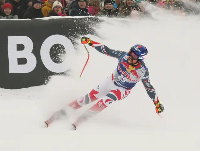 Maxence Muzaton (FRA) wirbelte mit hoher Startnummer 29 noch kräftig Schnee auf und fuhr mit Rang 3 erstmals in einer Abfahrt aufs Podest | Foto: Gerald Habison