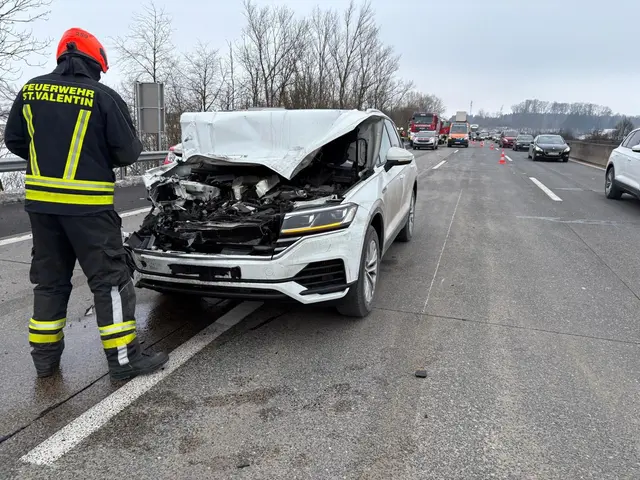 Der Lenker dieses Pkw fuhr auf einen Lastwagen auf. Die Folge: zwei Personen mussten zur Kontrolle ins Krankenhaus, Trümmerteile waren auf 100 Meter Autobahn verstreut. | Foto: Bfkdo Amstetten / FF St. Valentin