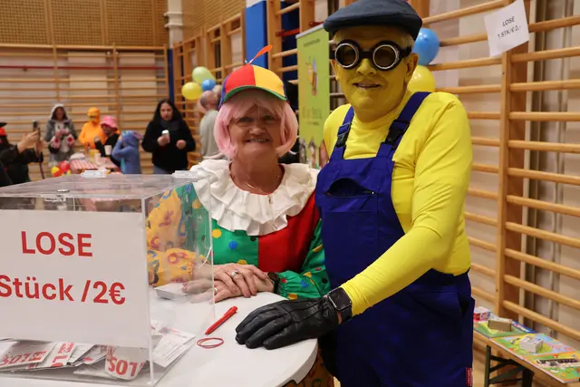 Die Tombola fest im Blick: Clown Sissy Wallner und ihr "Minion" Christian Hoffmann. | Foto: Schauer