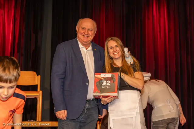 Sandra Vodnek übernimmt den 1. Preis für Ihre Tochter Alina. | Foto: cine-motion.at / R. Ivanek