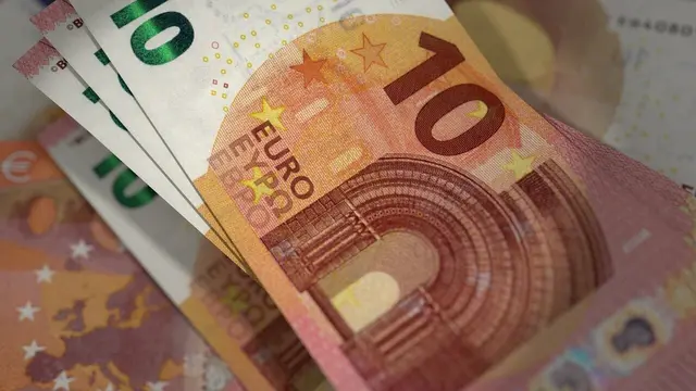 Mit 40 Zehn-Euro-Scheinen prellte der Trickdieb die Angestellten. | Foto: Symbolfoto pixabay/cosmix