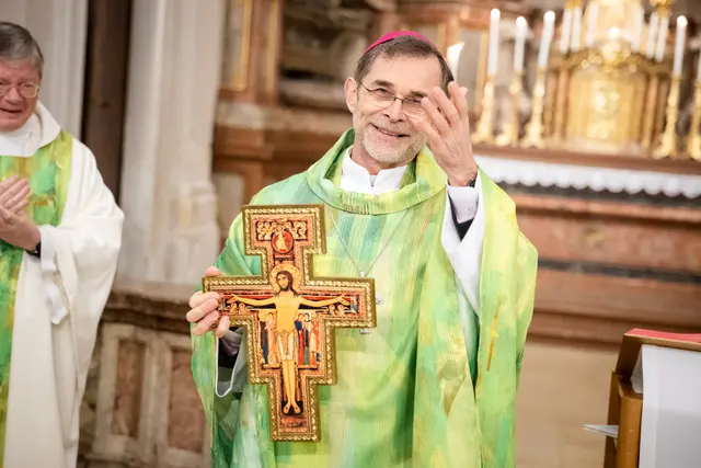 Erzbischof Josef Grünwidl erhält ein Franziskuskreuz als Geschenk. | Foto: Erzdiözese Wien/Stephan Schönlaub