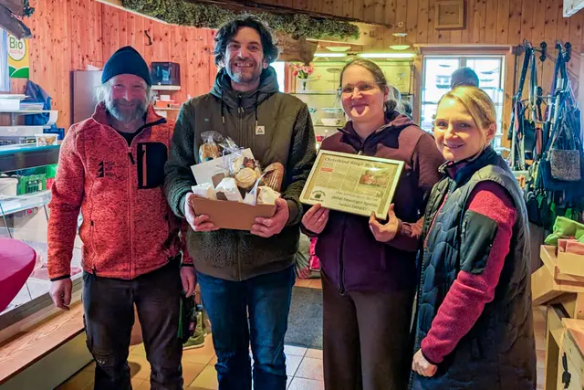 Miroslaw Gladki freut sich über die Spende und einen Warenkorb. | Foto: Bauernmarkt Schlierbach