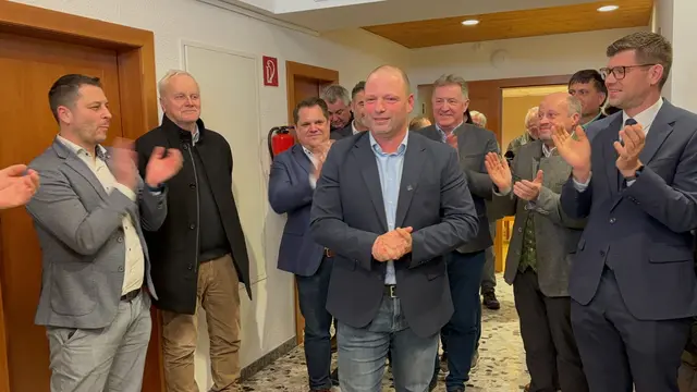 Unter Applaus wurde Daniel Wrießnig nach der Ergebnis-Bekanntgabe empfangen. | Foto: MeinBezirk.at