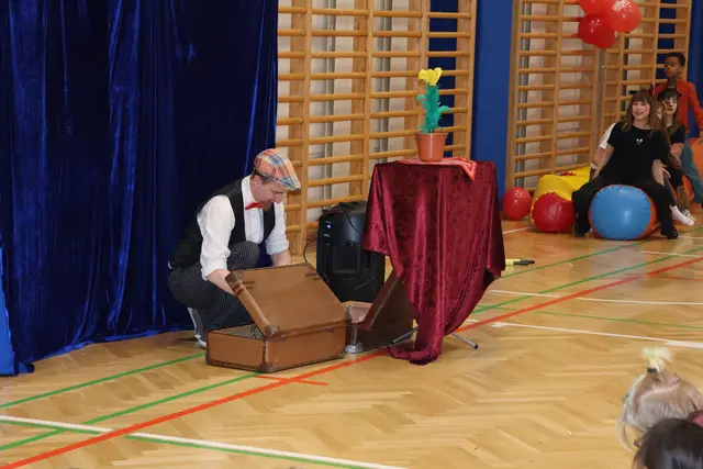 Zauberer Gregory von den Kinderfreunden bereitet seine Show vor. | Foto: Schauer