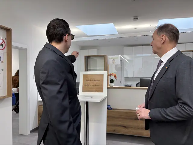 András Czett zeigte Landesrat Leonhard Schneemann die neuen Räumlichkeiten.  | Foto: Elisabeth Kloiber